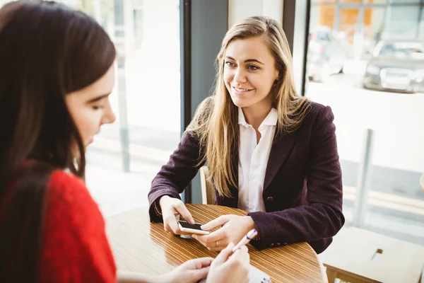 Blond tjej beställning från vän — Stockfoto