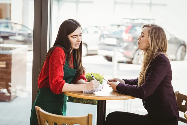 Ragazza bionda ordinando dal suo amico — Foto Stock