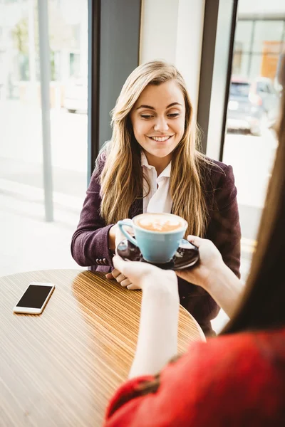 Ragazza bionda che prende il caffè — Foto Stock