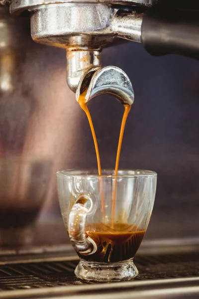 Kaffeemaschine schenkt Kaffee ein — Stockfoto