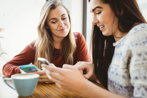 Amigos usando smartphone y tomando café —  Fotos de Stock