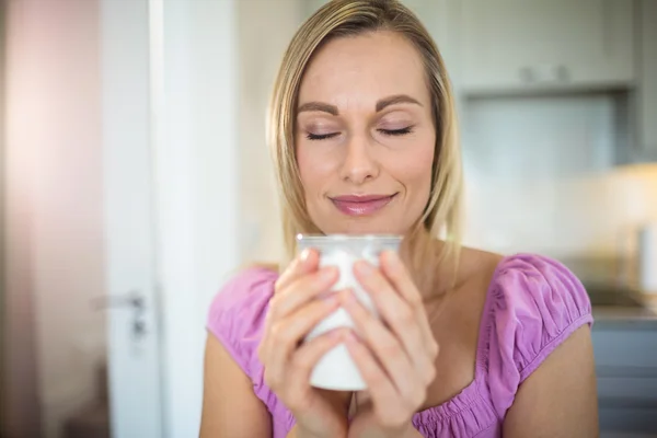 Wanita pirang minum kopi — Stok Foto