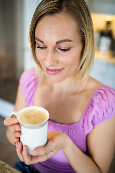Блондинка пьет кофе — стоковое фото