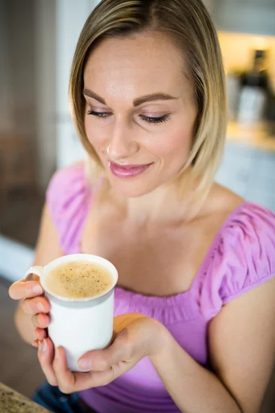 Blond kvinna med kaffe — Stockfoto