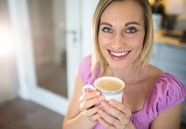 Mulher loira tomando café — Fotografia de Stock