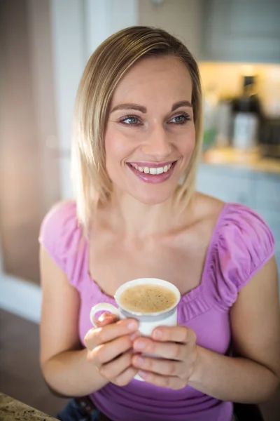 コーヒーを飲んでいる金髪の女性 — ストック写真