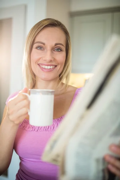 Sarışın kadın kahve içer — Stok fotoğraf