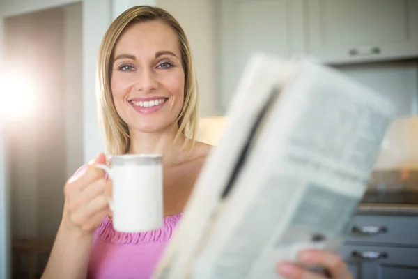 Donna bionda che prende il caffè — Foto Stock