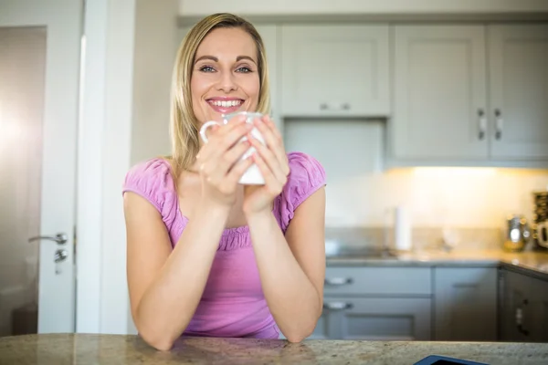 Mujer rubia tomando café — Foto de Stock