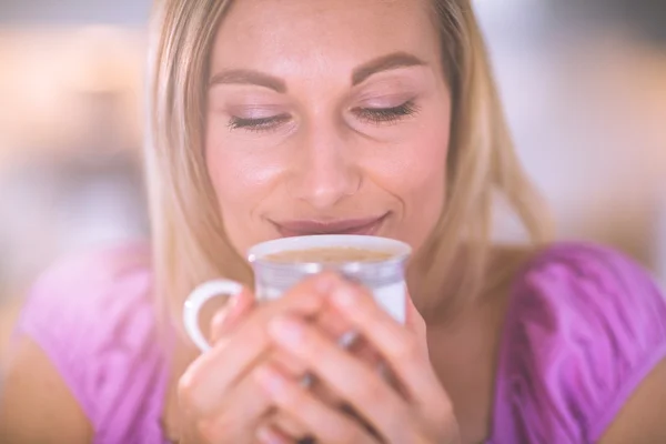 Blond kobieta mająca kawy — Zdjęcie stockowe