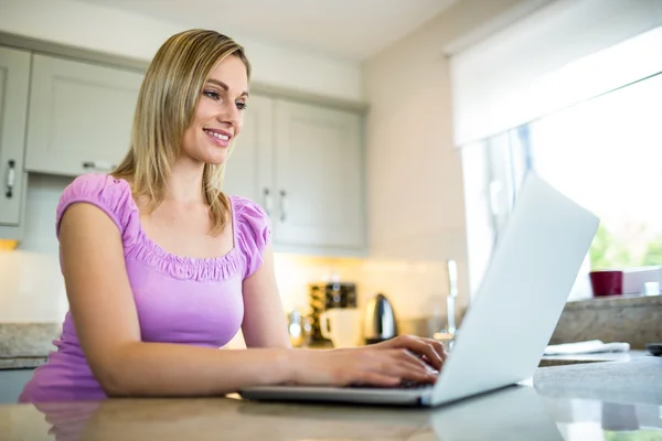 Mulher tomando café e usando laptop — Fotografia de Stock