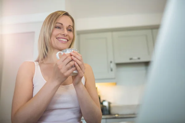 Sarışın kadın kahve içer — Stok fotoğraf