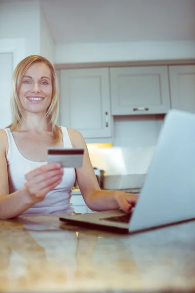 Frau bestellt online zu Hause — Stockfoto