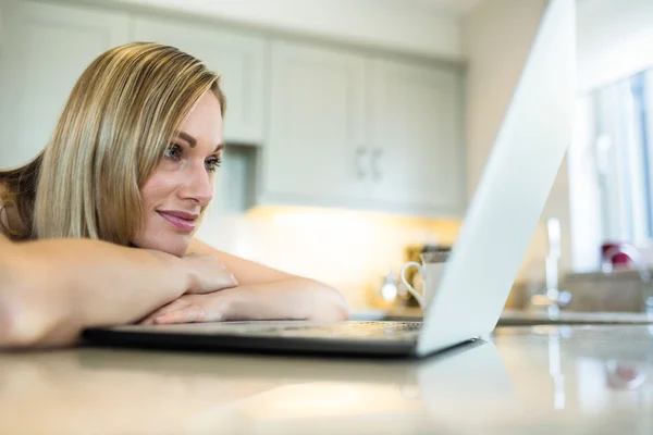 Mulher loira olhando para laptop — Fotografia de Stock