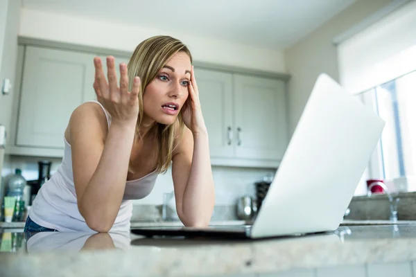 Mujer rubia mirando el ordenador portátil — Foto de Stock