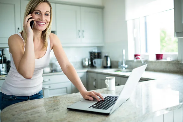 Blonde vrouw kijken naar laptop — Stockfoto