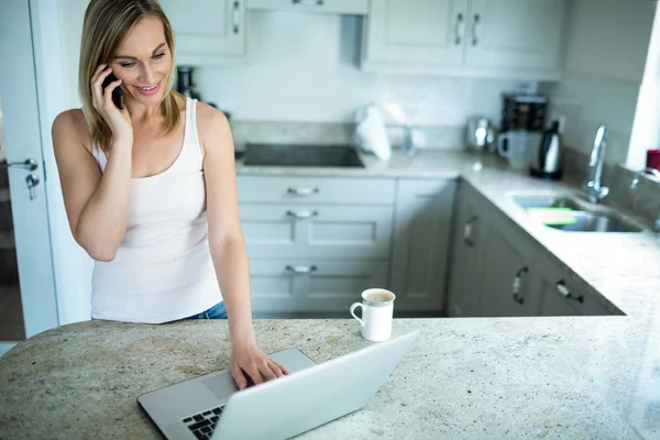 Mujer rubia mirando el ordenador portátil — Foto de Stock