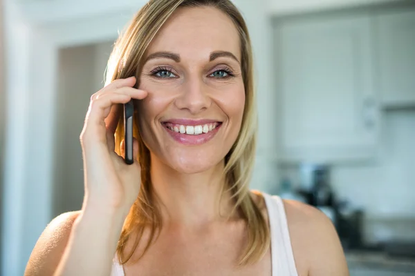 Blond kvinna på telefon — Stockfoto