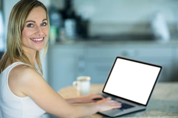 Dizüstü bilgisayar kullanan sarışın kadın — Stok fotoğraf