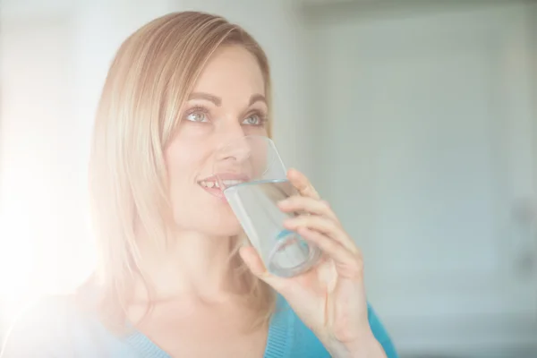 Vrouw drinken glas water — Stockfoto