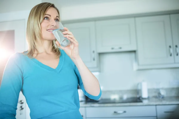 Frau trinkt Glas Wasser — Stockfoto