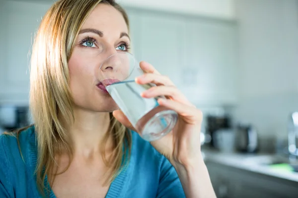 Mujer bebiendo vaso de agua —  Fotos de Stock