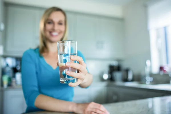 Frau trinkt Glas Wasser — Stockfoto