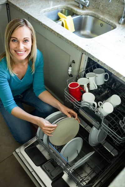 Посудомийна машина очищення жінка — стокове фото