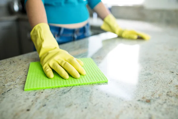 Femme faisant ses tâches ménagères — Photo