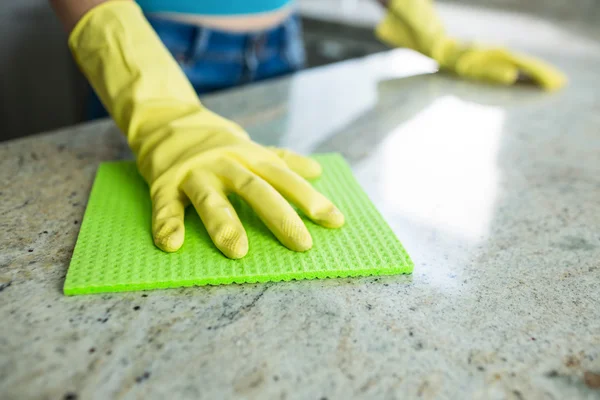 Frau erledigt Hausarbeit — Stockfoto