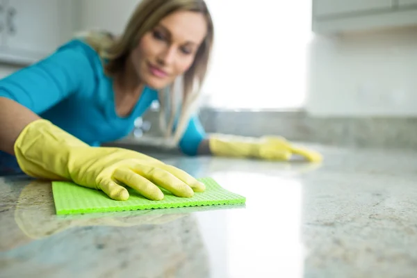 Mulher fazendo suas tarefas de casa — Fotografia de Stock