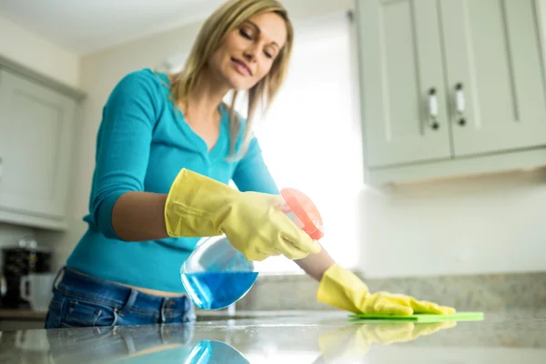 Vrouw huis karweitjes doen — Stockfoto