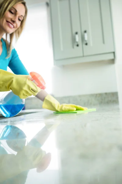 Vrouw huis karweitjes doen — Stockfoto