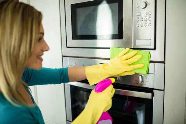 Donna che fa faccende domestiche — Foto Stock
