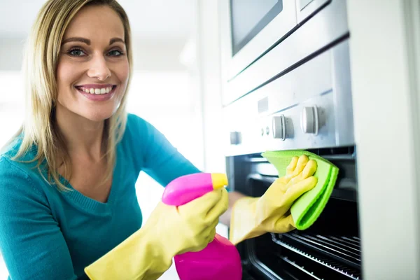 Femme faisant des tâches ménagères — Photo