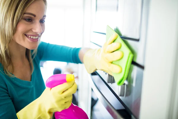 Mujer haciendo tareas domésticas —  Fotos de Stock