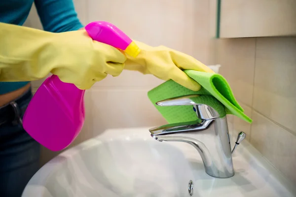 Woman doing her house chores — Stock Photo, Image