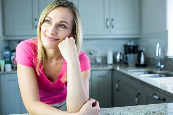 Vrouw leunend op teller — Stockfoto