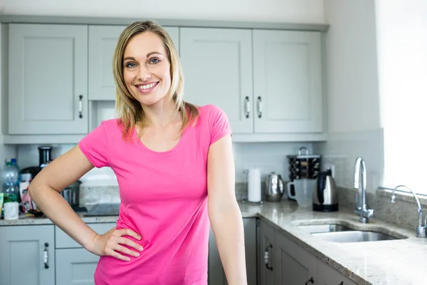 Mulher de pé no meio da cozinha — Fotografia de Stock