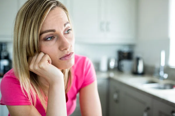 Mujer apoyada en contador — Foto de Stock