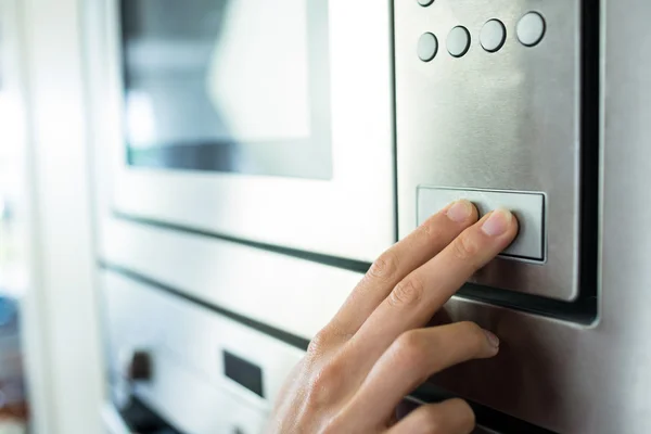 Vrouw oven instellen — Stockfoto