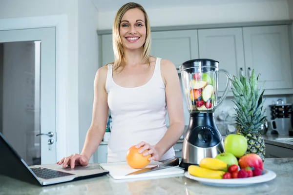 Frau bereitet Smoothie zu — Stockfoto