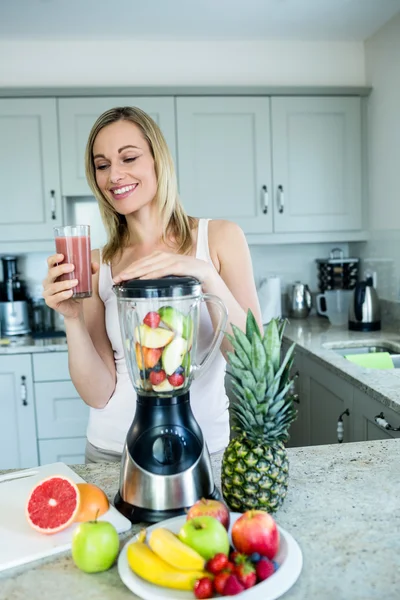 Vrouw bedrijf zelfgemaakte smoothie — Stockfoto