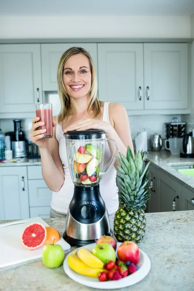 Vrouw met haar zelfgemaakte smoothie — Stockfoto