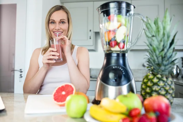 Frau hält ihren hausgemachten Smoothie in der Hand — Stockfoto