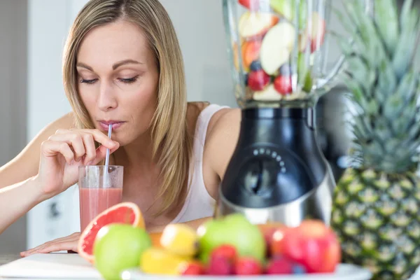 Woman holding her homemade smoothie — Stock Photo, Image