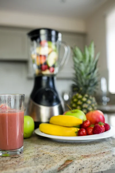 Zelfgemaakte smoothie op teller — Stockfoto