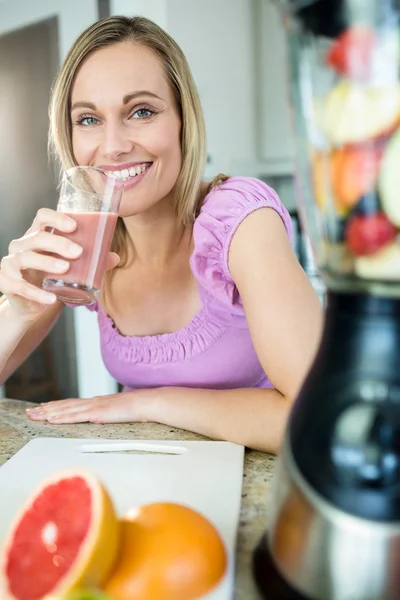 Vrouw drinken zelfgemaakte smoothie — Stockfoto