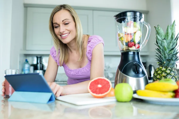 Blonde vrouw met behulp van Tablet PC — Stockfoto