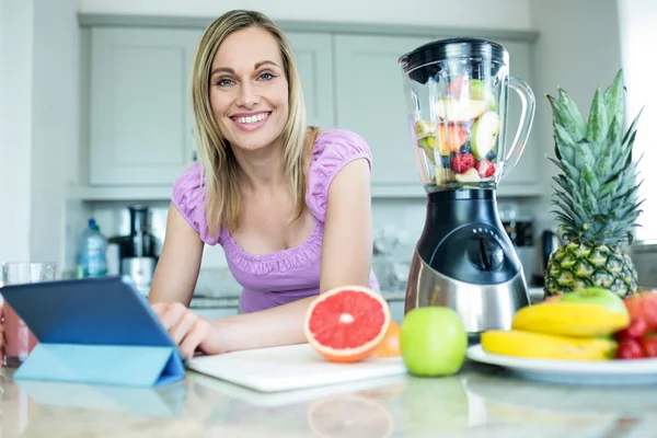 Mujer rubia usando tableta — Foto de Stock